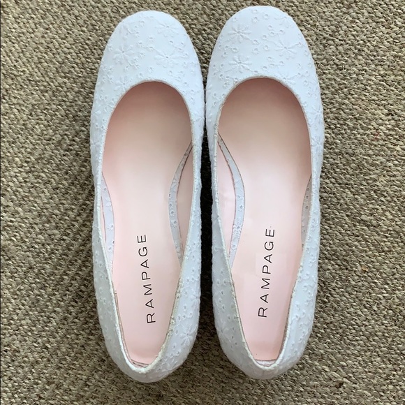 BNIB Rampage “Emanuel” White Eyelet Platform Wedge - Picture 2 of 7